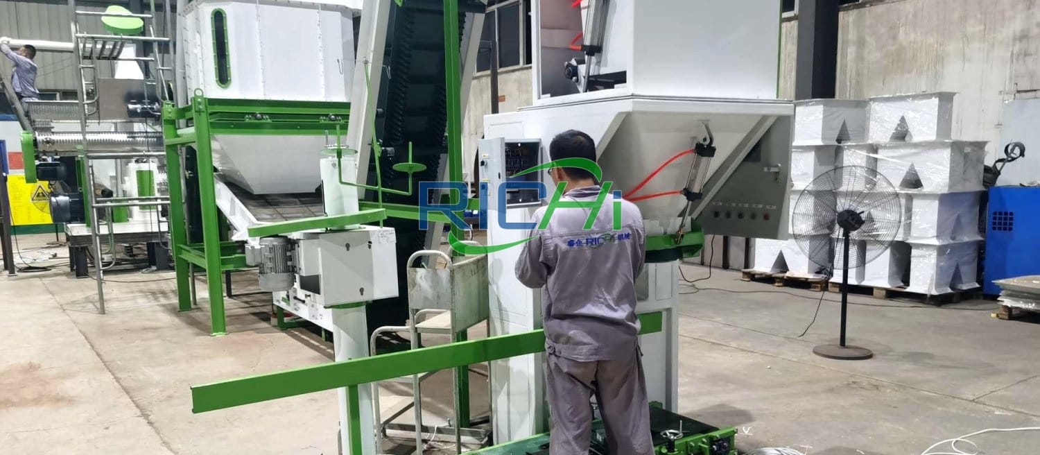 Engineers are performing equipment commissioning.