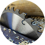 Saw teeth and processed sawdust