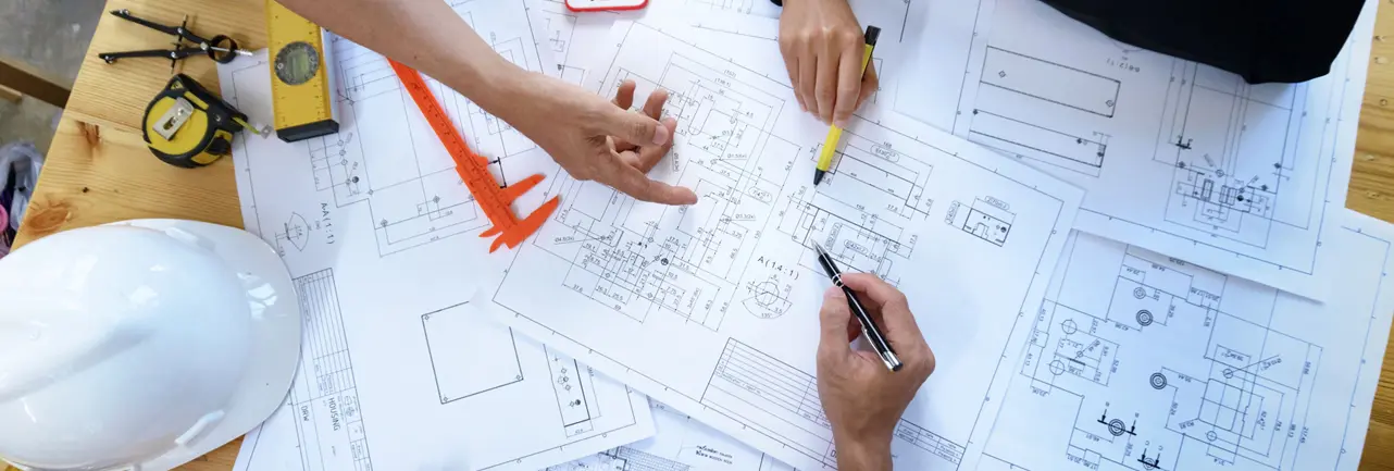 The engineering team is discussing project planning according to client needs.