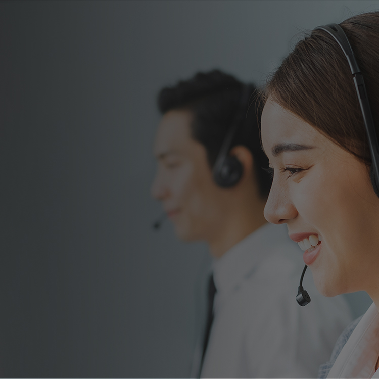 The professional team at Smile answers customer enquiries.